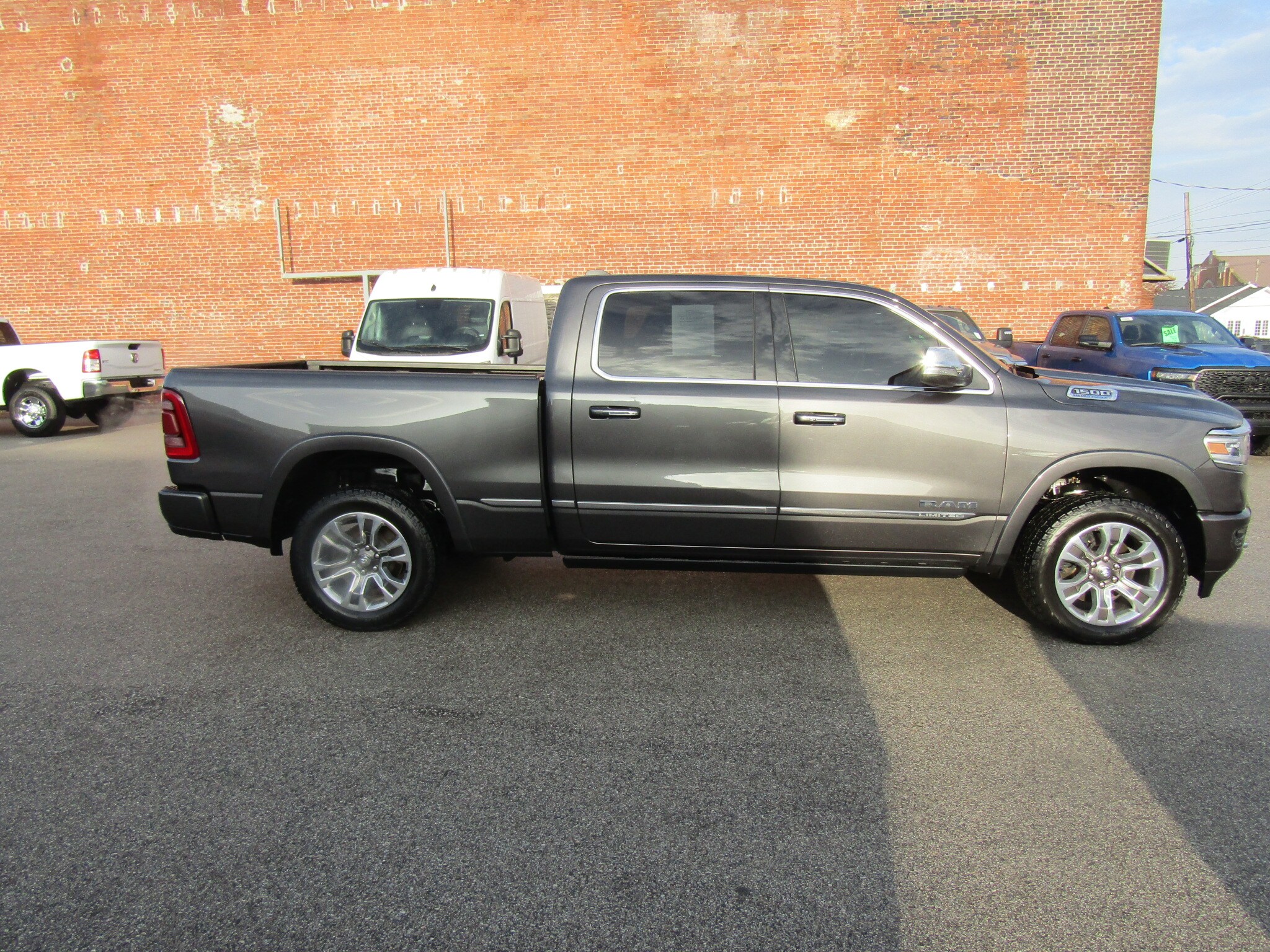2022 Ram 1500 Limited photo 2
