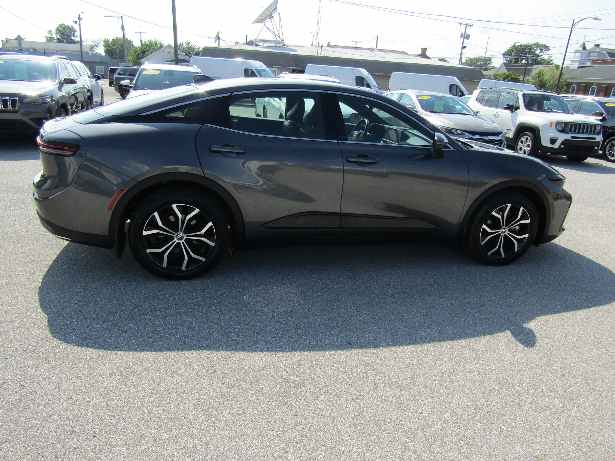 2023 Toyota Crown photo 2