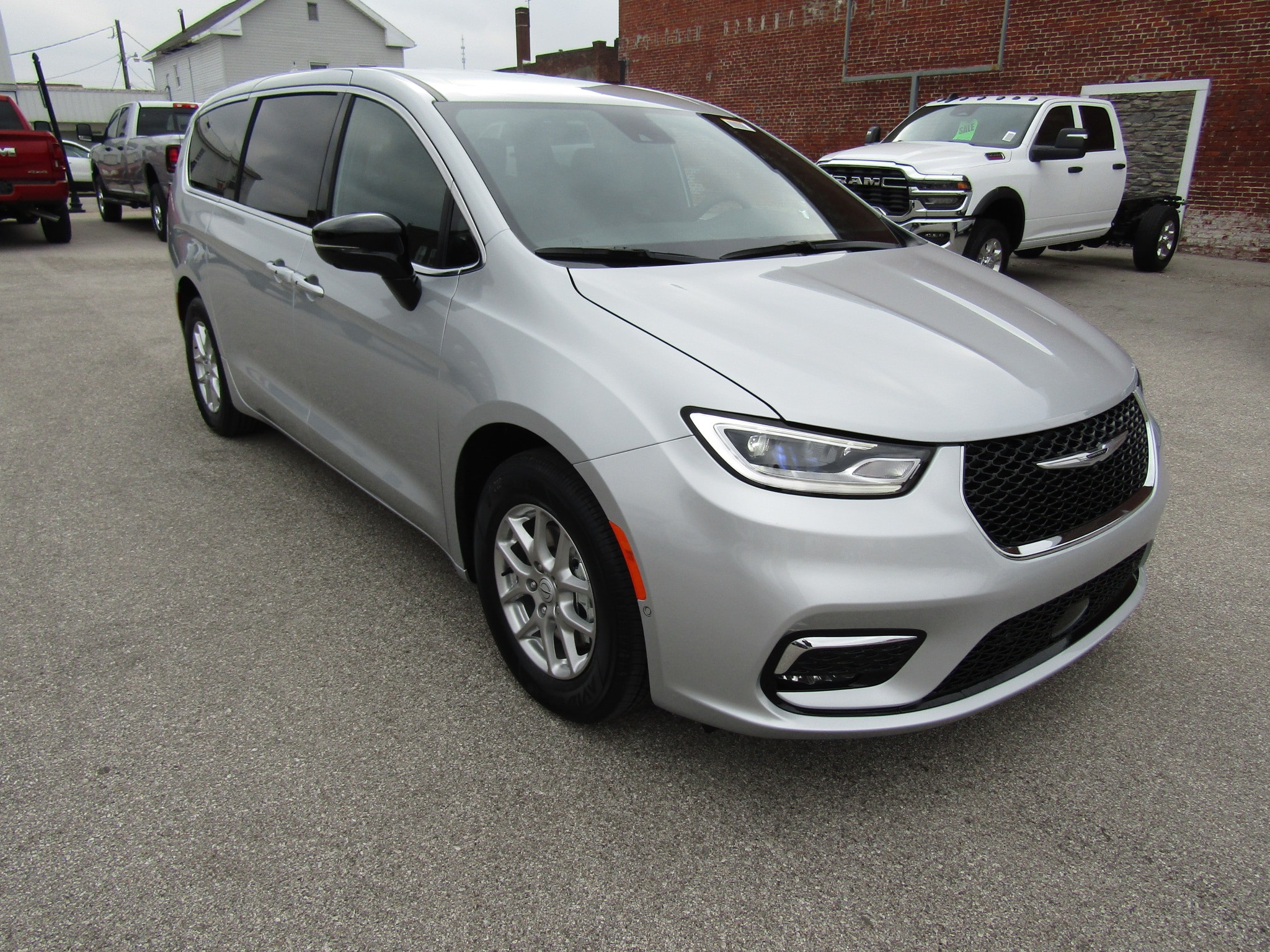 2026 Chrysler Pacifica Select's photo