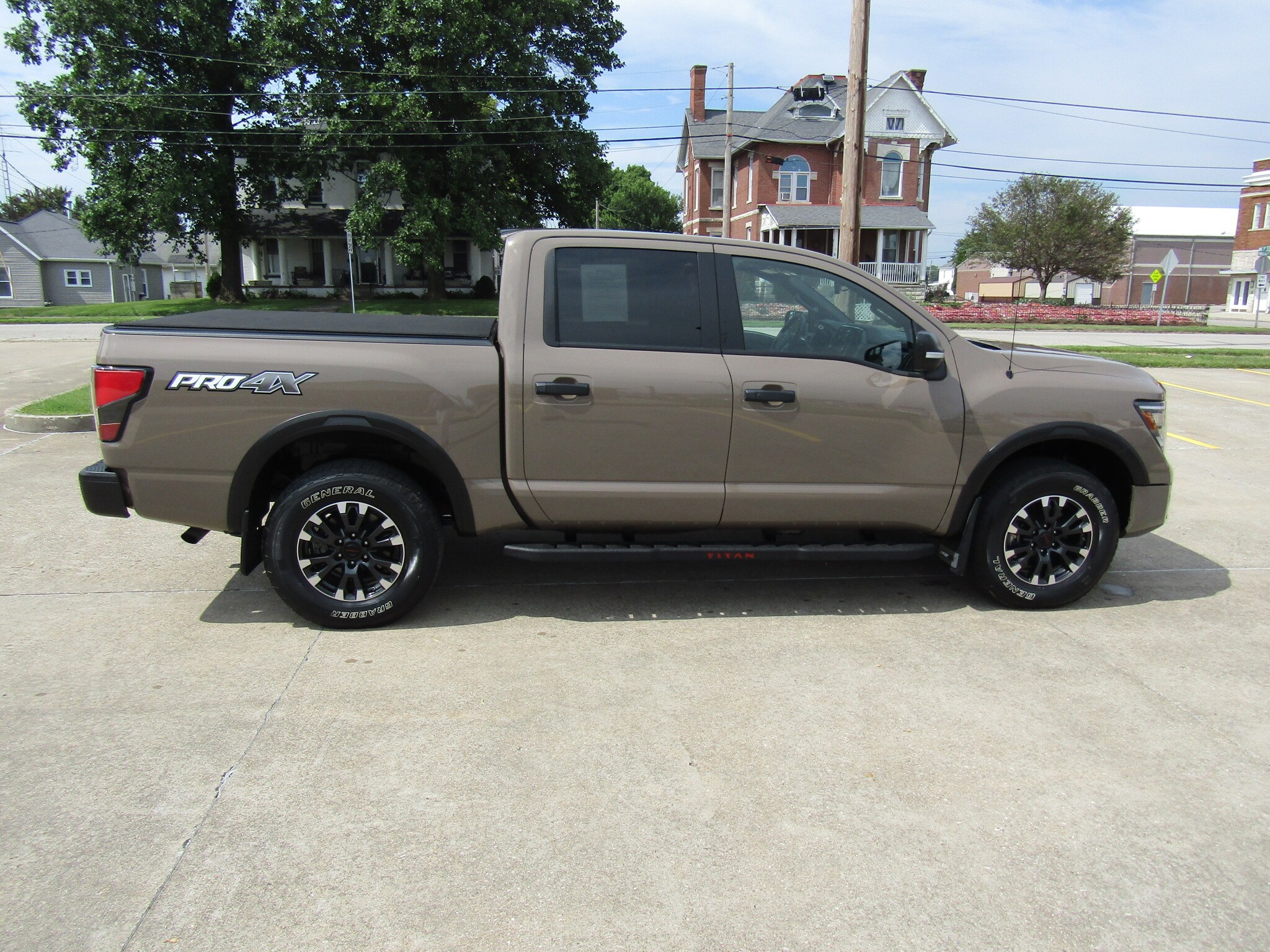 2021 Nissan Titan PRO-4X photo 2