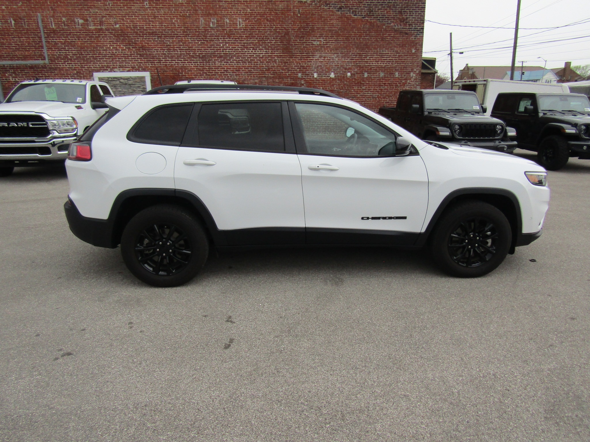 Used 2023 Jeep Cherokee Altitude Lux with VIN 1C4PJMMB1PD100545 for sale in Washington, IN