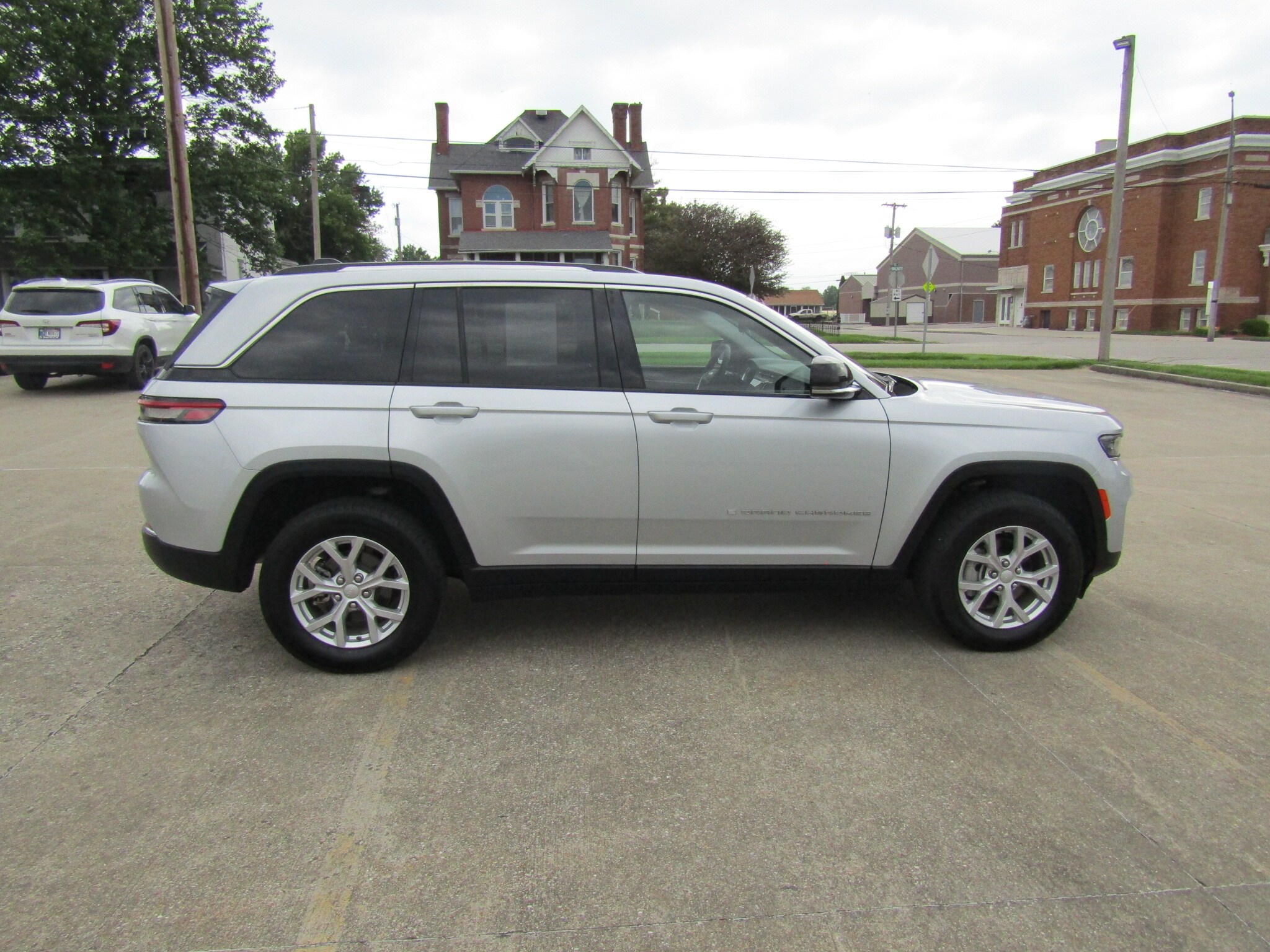 Used 2023 Jeep Grand Cherokee Limited with VIN 1C4RJHBG5P8846598 for sale in Washington, IN