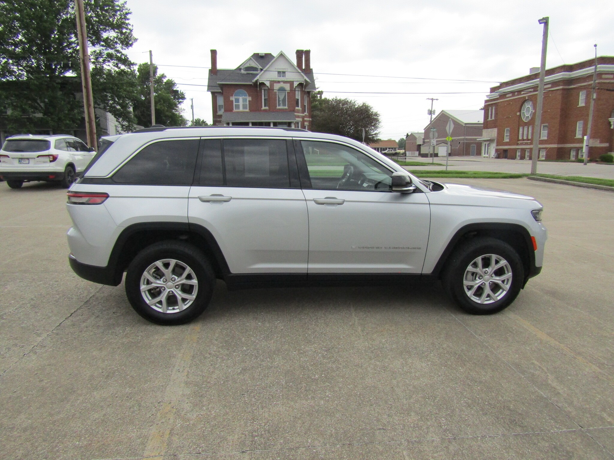 2023 Jeep Grand Cherokee Limited Sport photo 2