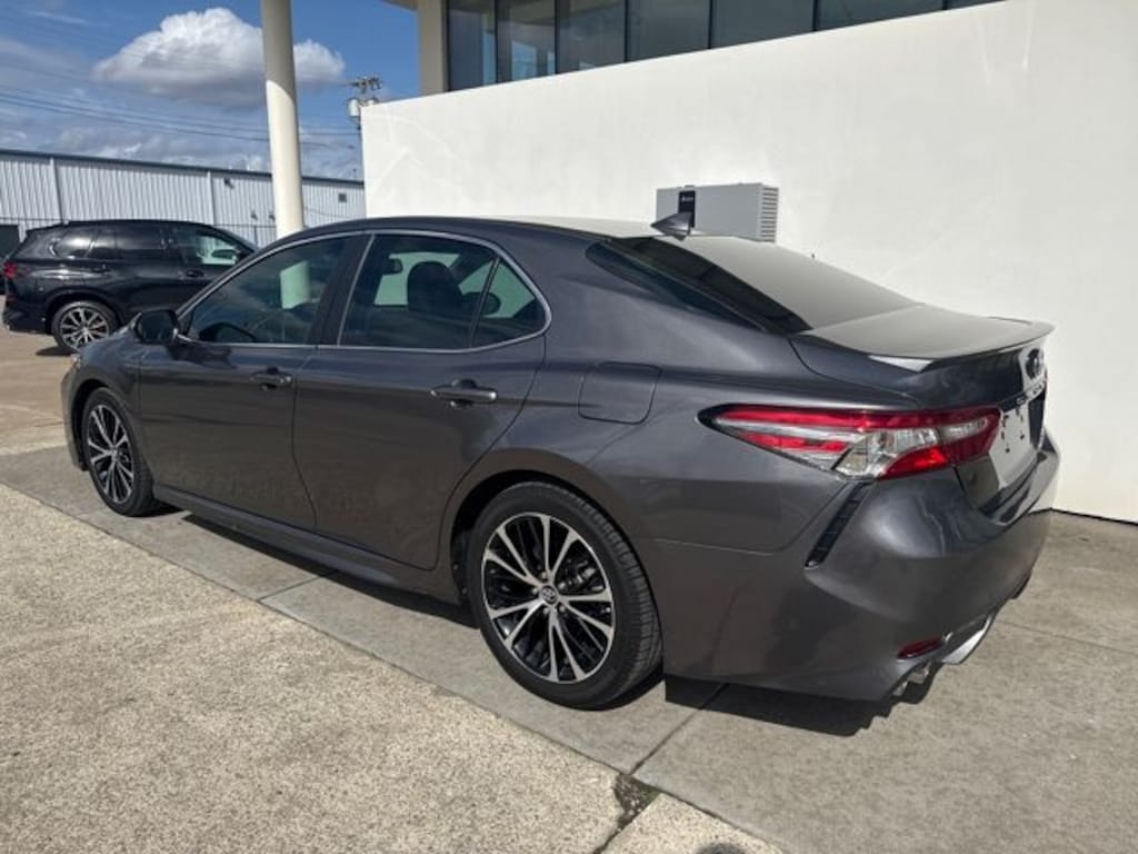 Used 2019 Toyota Camry Hybrid SE Sedan