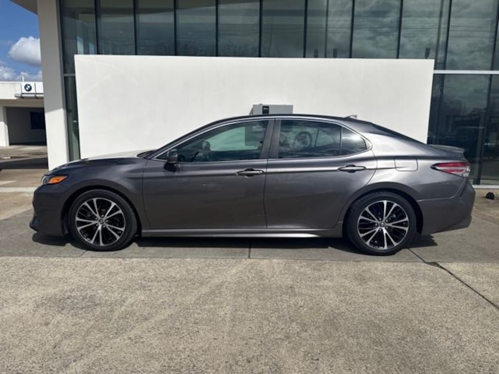 Used 2019 Toyota Camry Hybrid SE Sedan