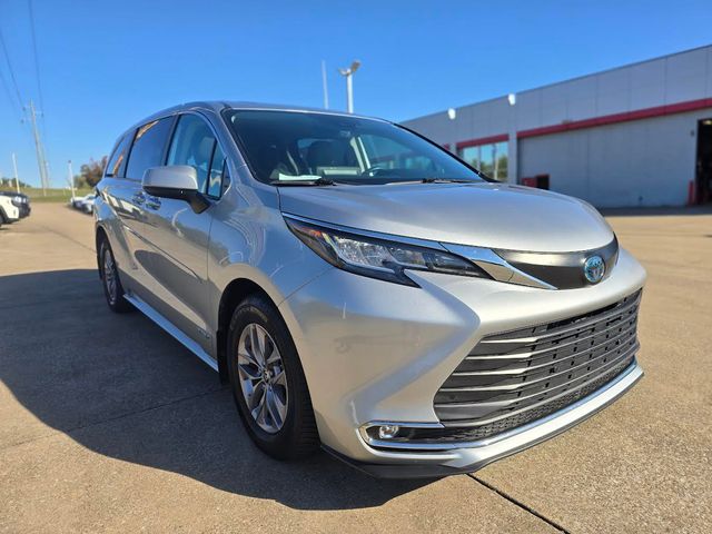 2021 Toyota Sienna XLE photo 3