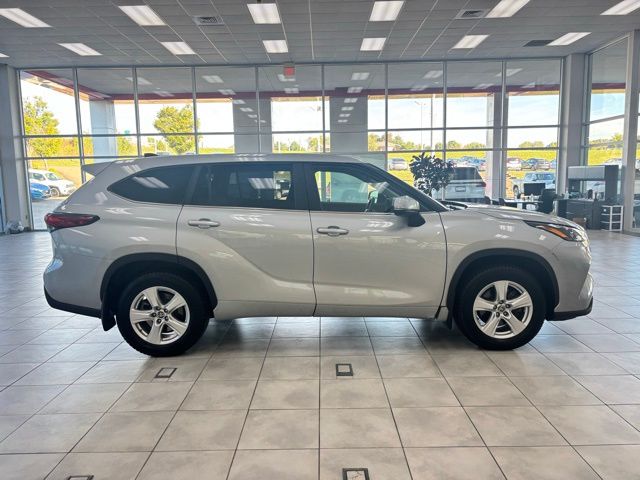 2023 Toyota Highlander L photo 4