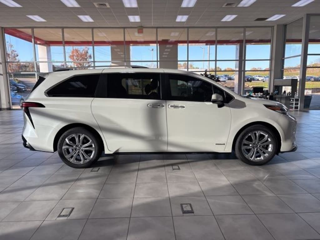 Used 2021 Toyota Sienna Platinum Minivan/Van