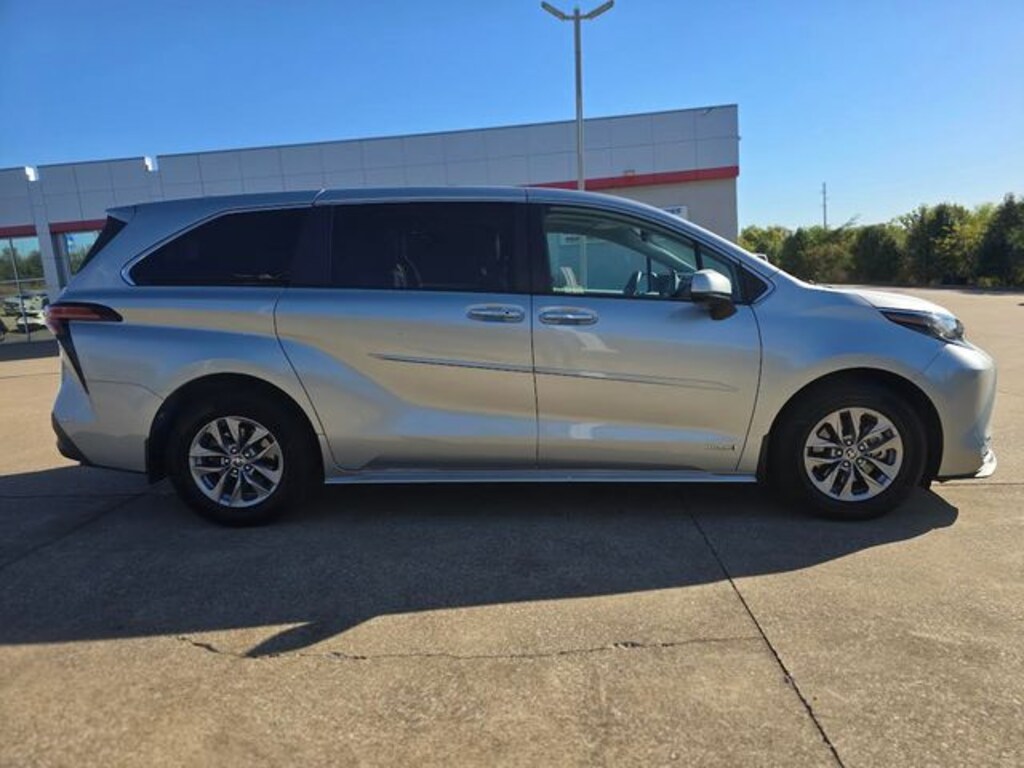 Used 2021 Toyota Sienna XLE Minivan/Van
