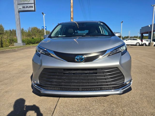 2021 Toyota Sienna XLE photo 2