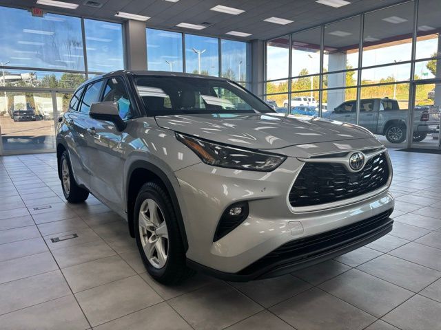 2023 Toyota Highlander L photo 3
