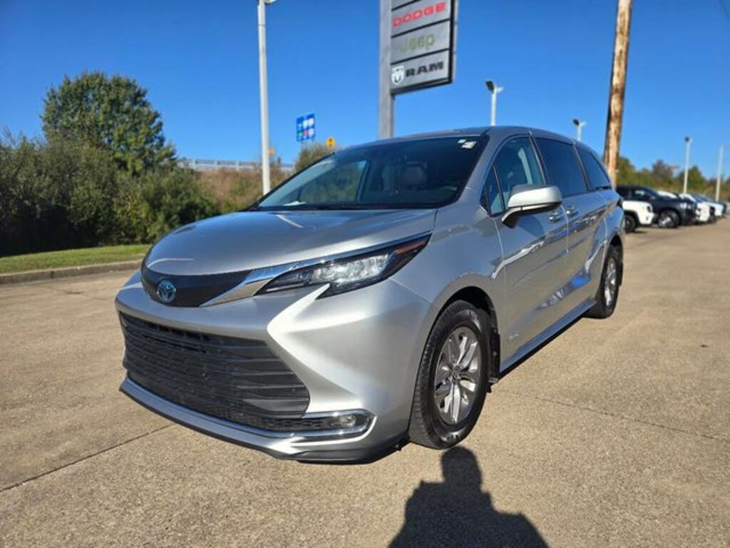 Used 2021 Toyota Sienna XLE Van
