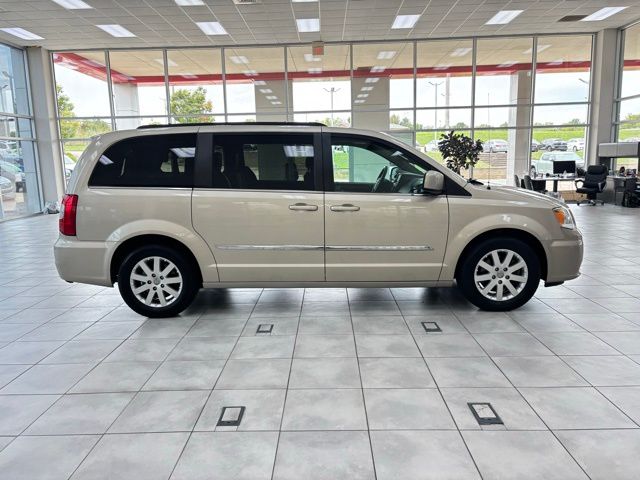 2015 Chrysler Town & Country Touring photo 4
