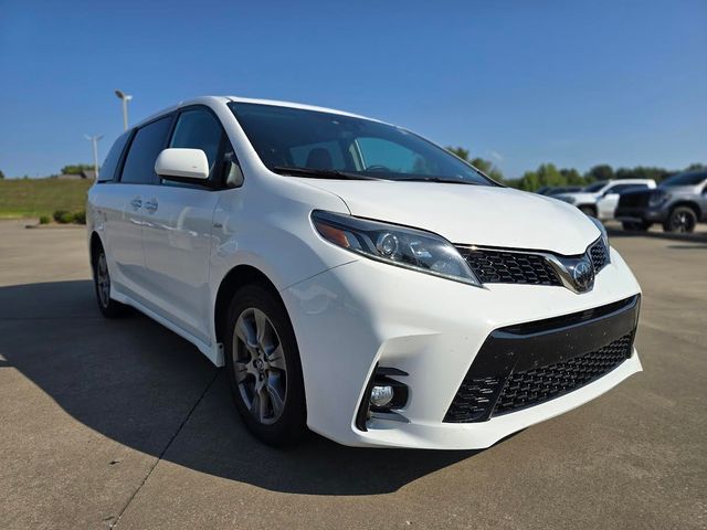 2019 Toyota Sienna SE Premium photo 2
