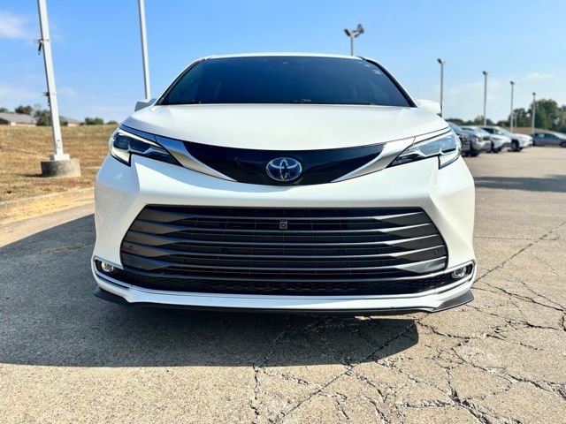 2021 Toyota Sienna Platinum photo 2
