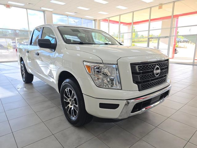 2023 Nissan Titan SV photo 3