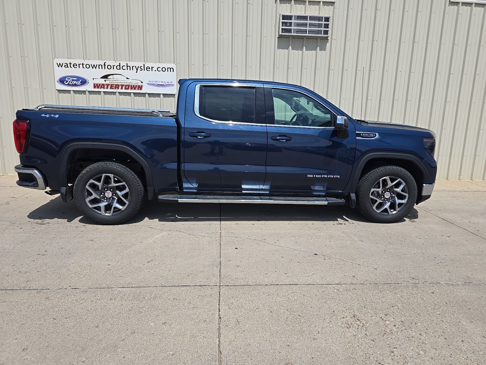 2022 GMC Sierra 4WD Crew Cab Short Box SLE's photo