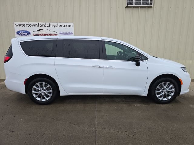 2026 Chrysler Pacifica Select AWD's photo