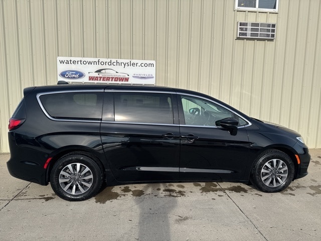 2024 Chrysler Pacifica PHEV Select's photo