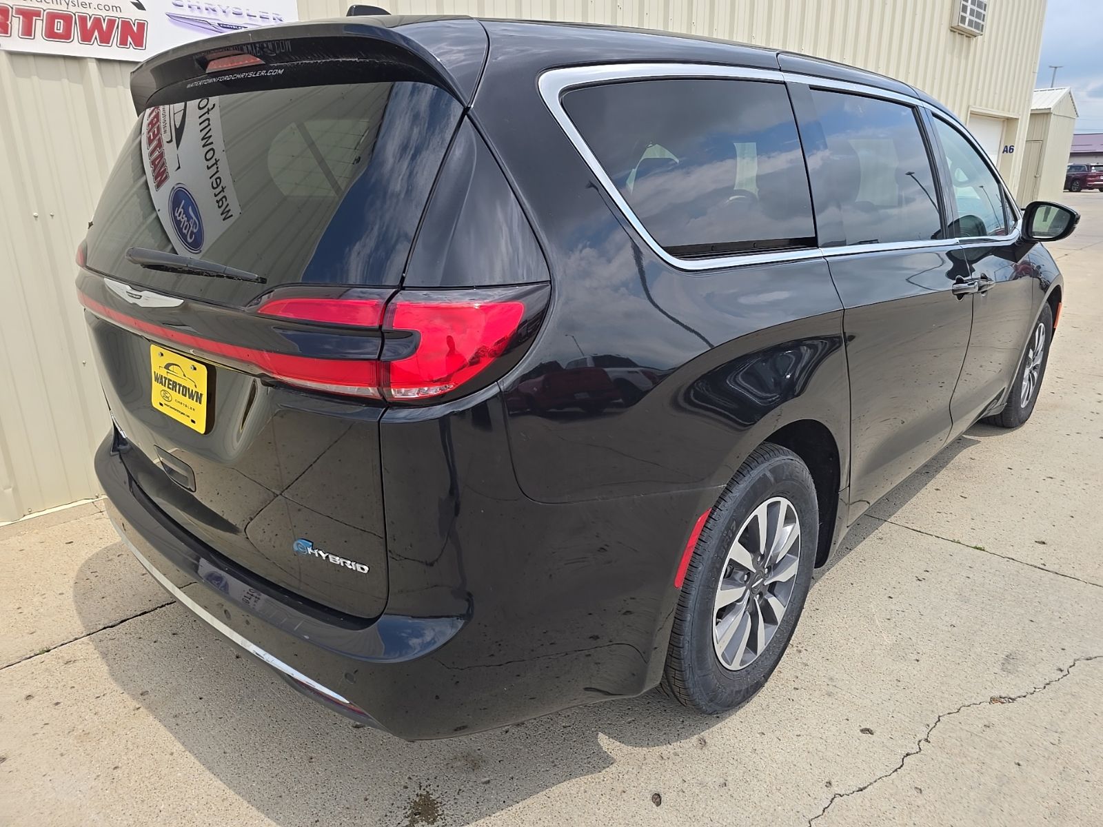 2024 Chrysler Pacifica PHEV Select - Photo 5