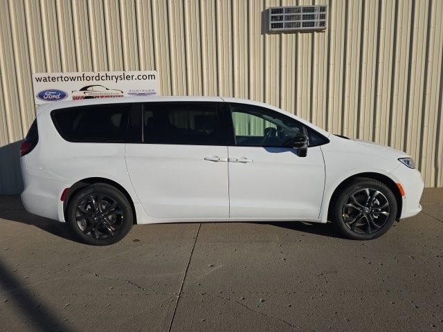 2026 Chrysler Pacifica Select's photo