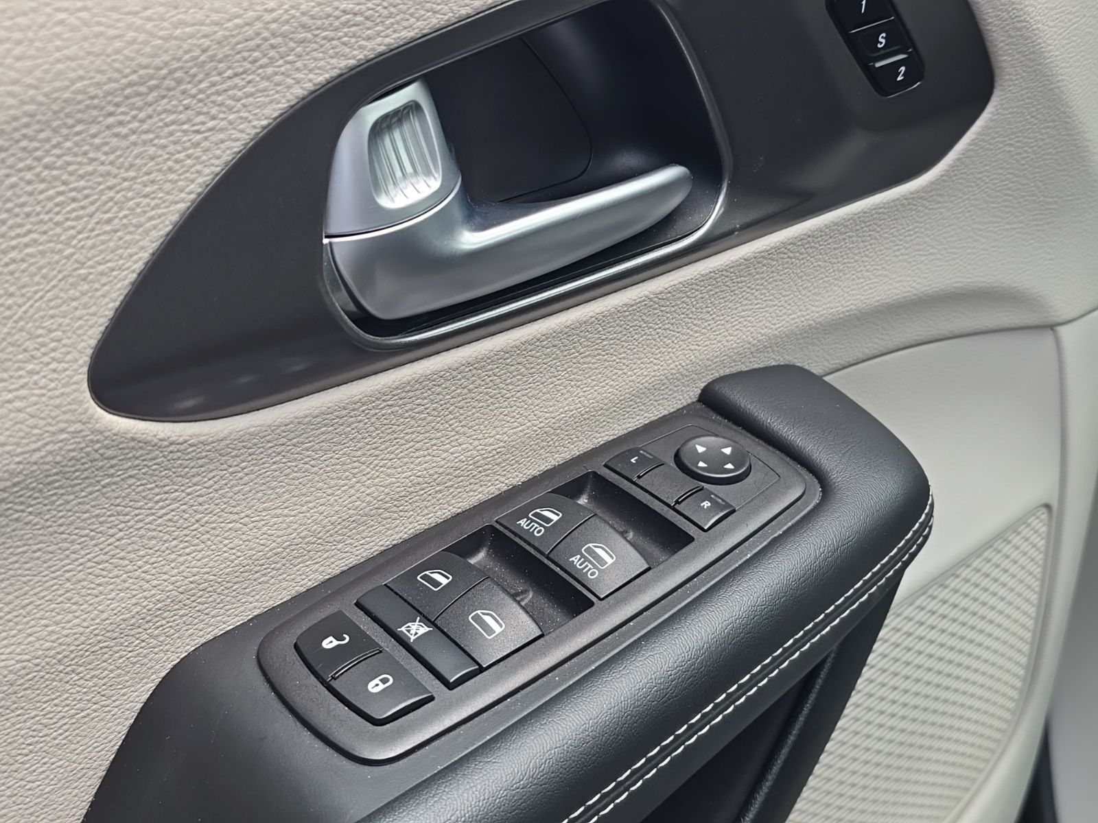 2024 Chrysler Pacifica PHEV Select - Photo 16