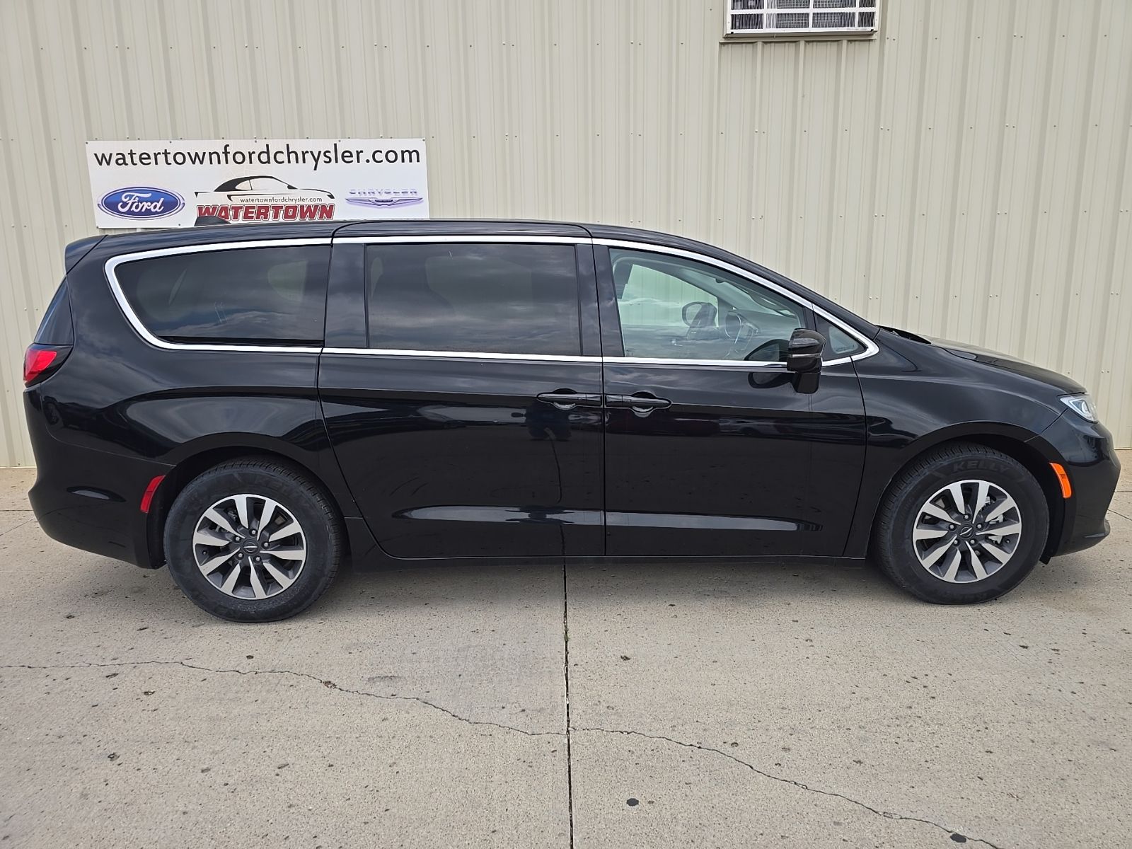 2024 Chrysler Pacifica Hybrid Select PHEV's photo