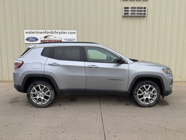 2022 Jeep Compass Latitude Lux 4X4's photo