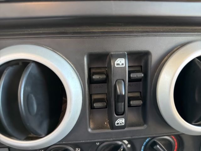 2010 Jeep Wrangler Unlimited Sahara - Photo 13