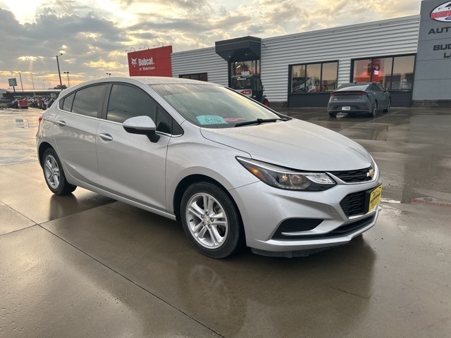 Used 2018 Chevrolet Cruze LT with VIN 3G1BE6SM9JS555268 for sale in Watertown, SD