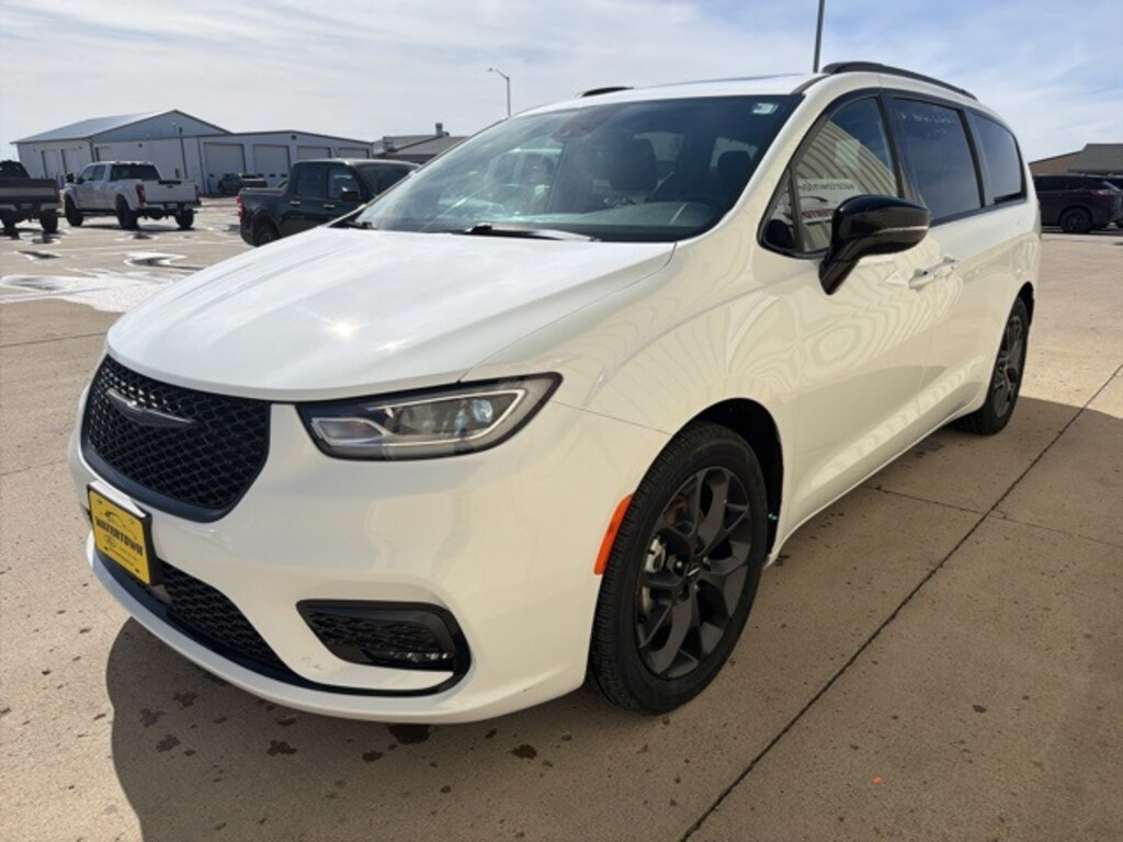 Certified 2025 Chrysler Pacifica Limited Minivan/Van