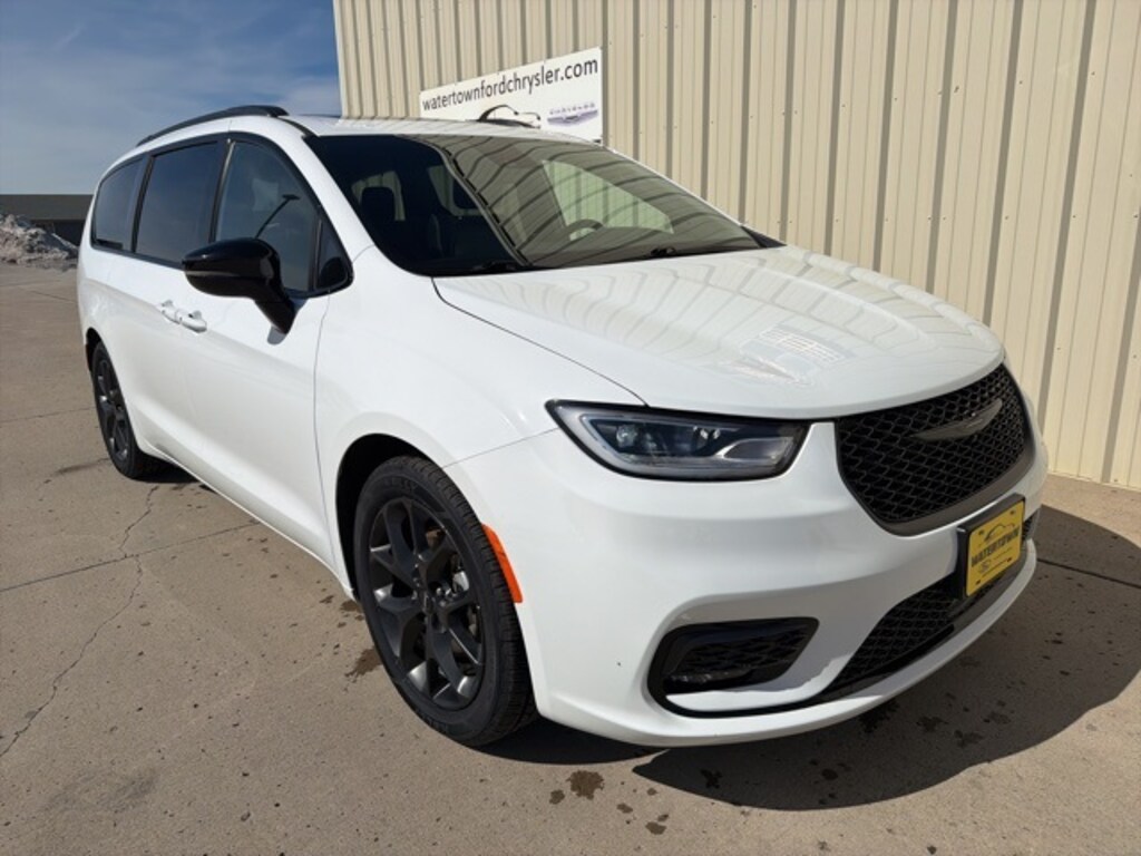 Certified 2025 Chrysler Pacifica Limited Minivan/Van