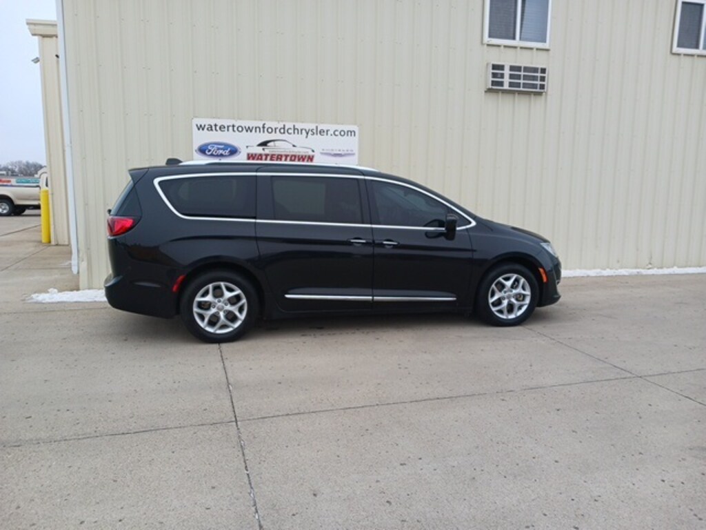 Used 2017 Chrysler Pacifica Touring L Plus Minivan/Van