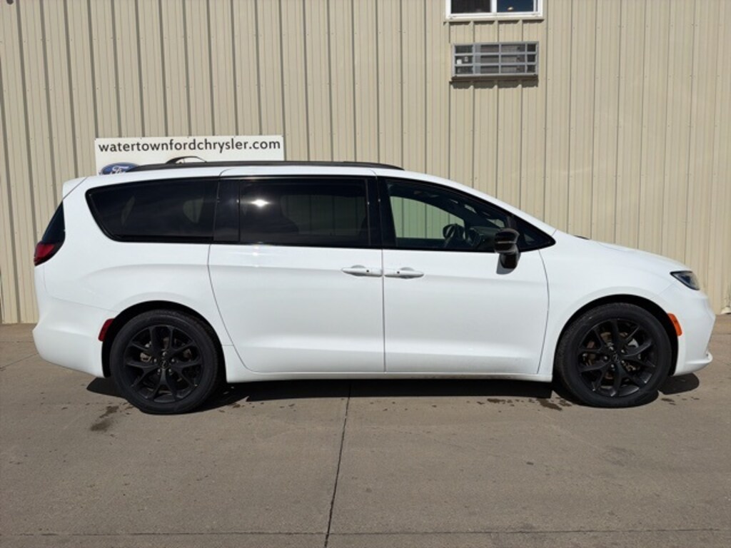 Certified 2025 Chrysler Pacifica Limited Minivan/Van