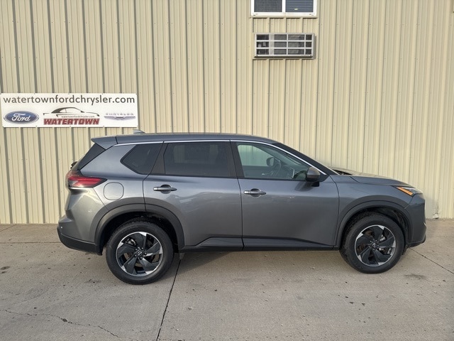 2024 Nissan Rogue SV's photo