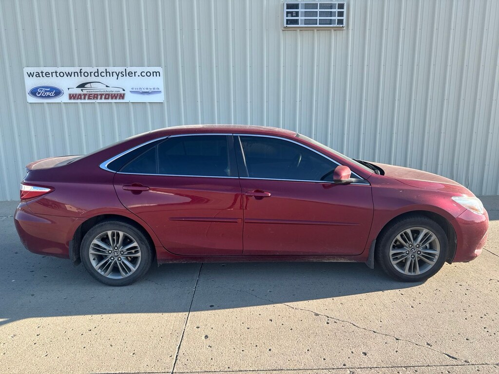 Used 2017 Toyota Camry SE Sedan