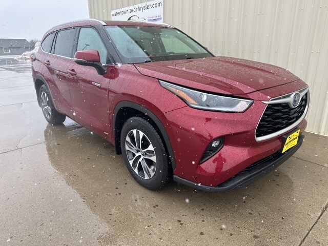 Used 2021 Toyota Highlander XLE with VIN 5TDGBRCH8MS515037 for sale in Watertown, SD