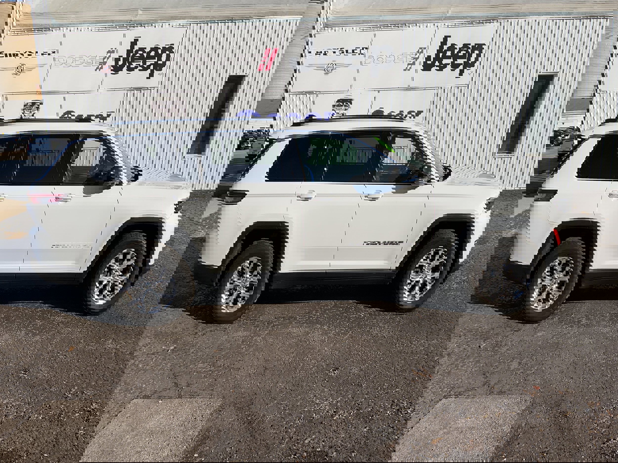 2022 Jeep Grand Cherokee Limited photo 2