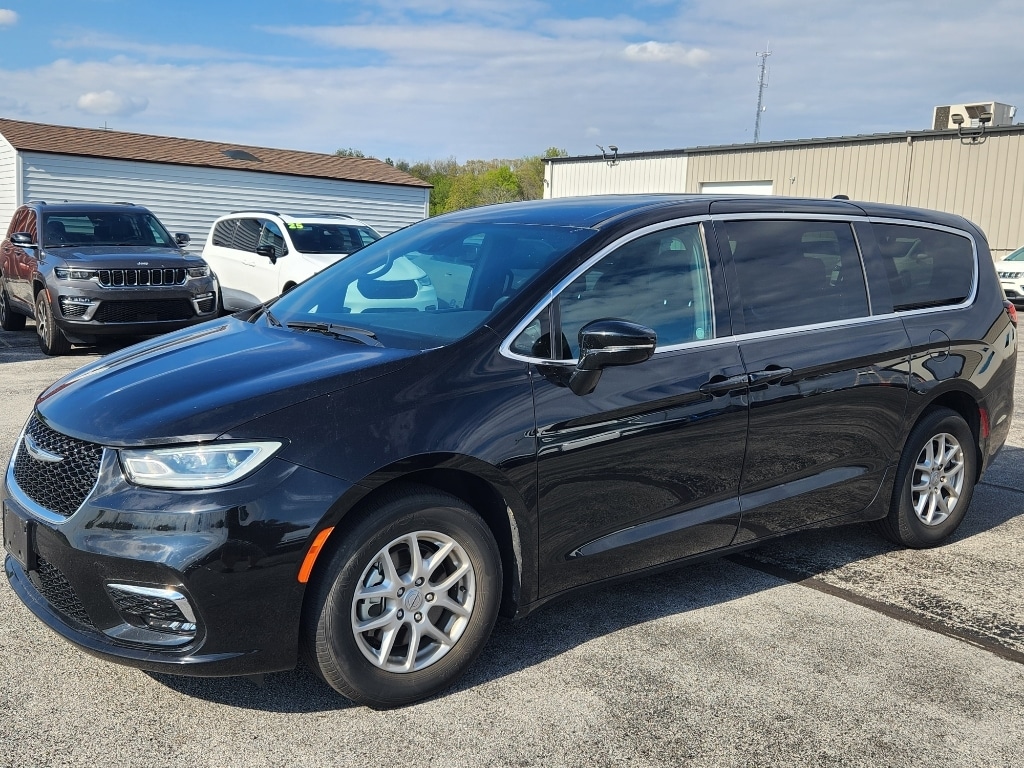 Used 2025 Chrysler Pacifica Select Passenger Van