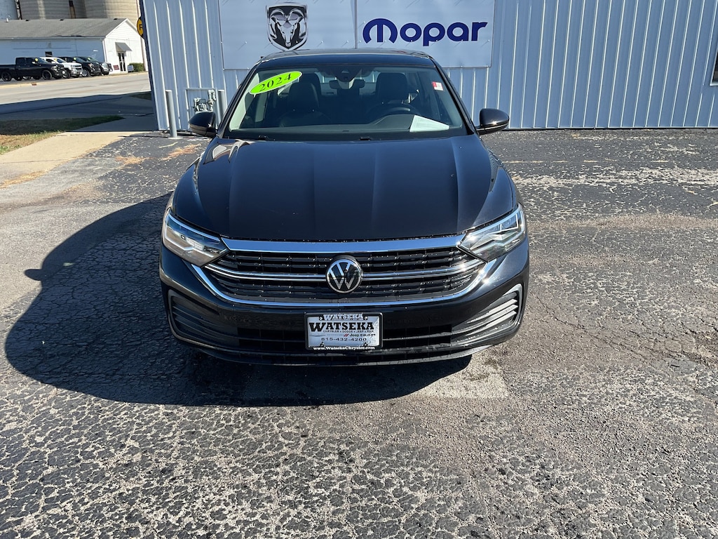 Used 2024 Volkswagen Jetta SE SE Auto