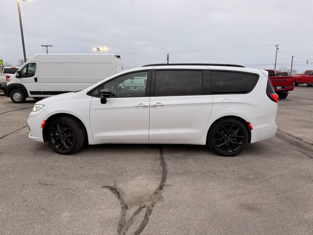 View vehicle photo 2