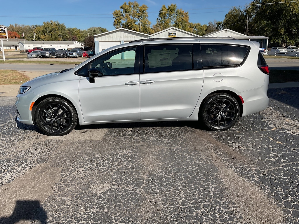 New 2026 Chrysler Pacifica SELECT Passenger Van