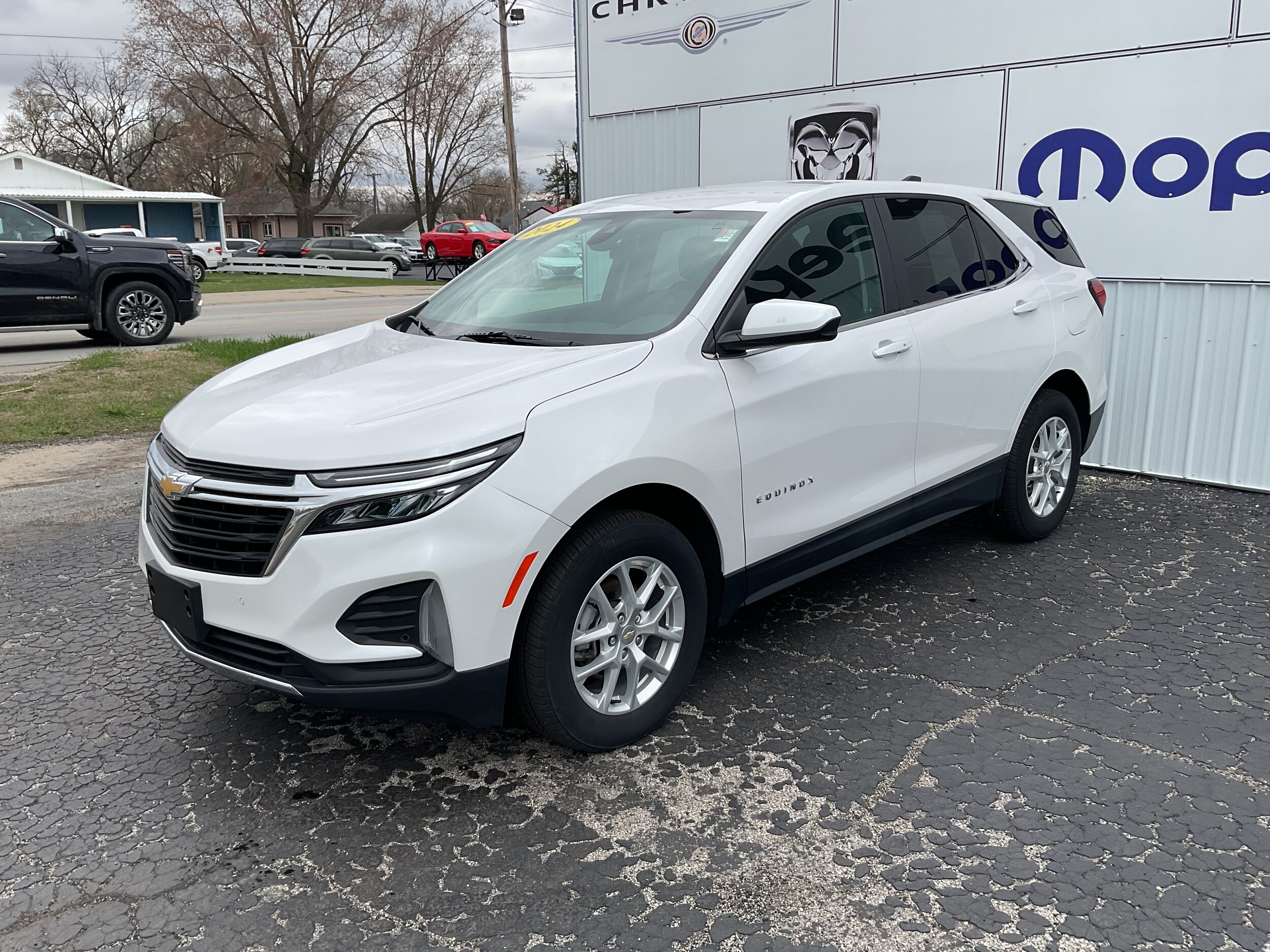 2024 Chevrolet Equinox photo 2