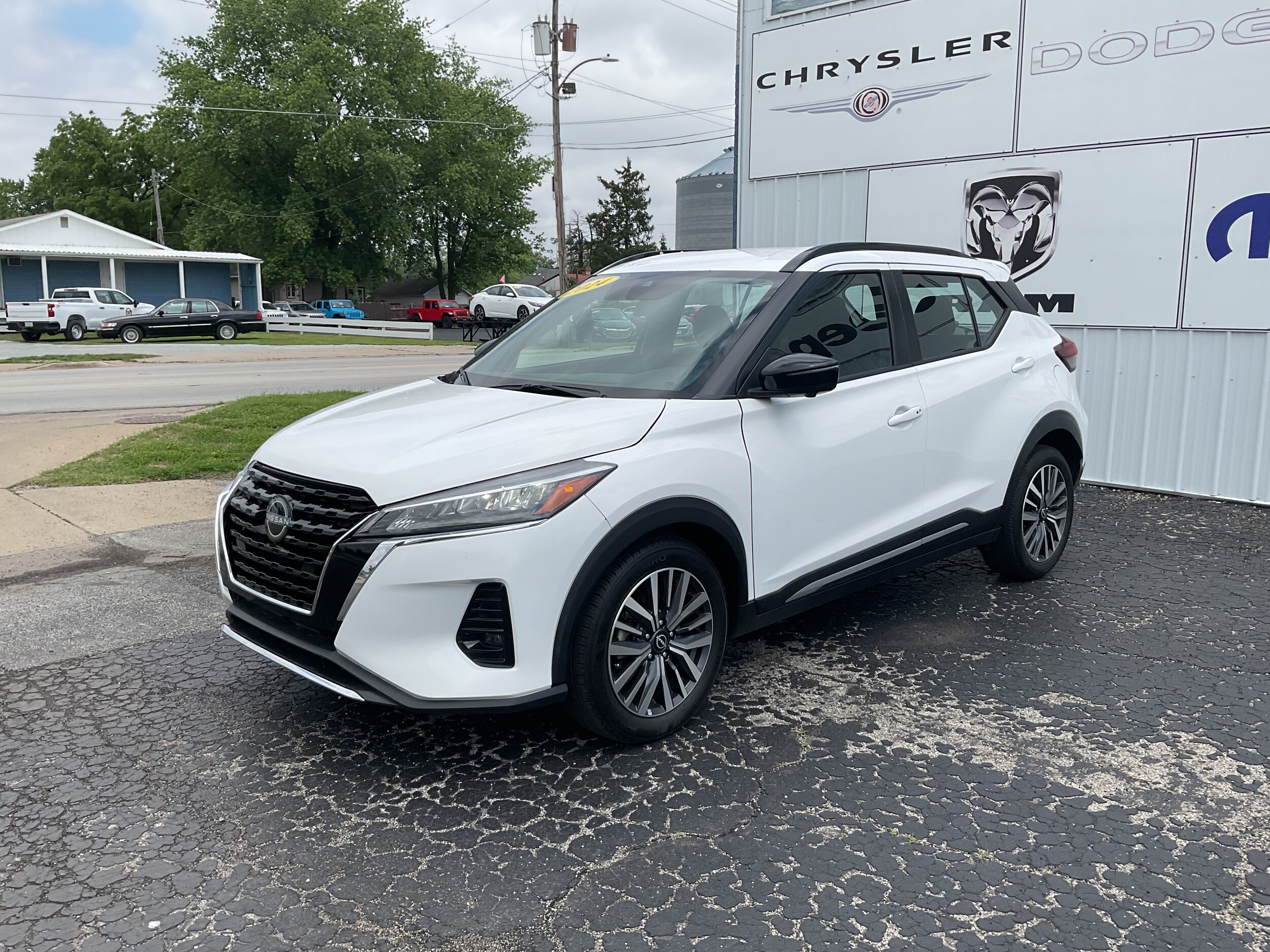 2024 Nissan Kicks SR photo 3