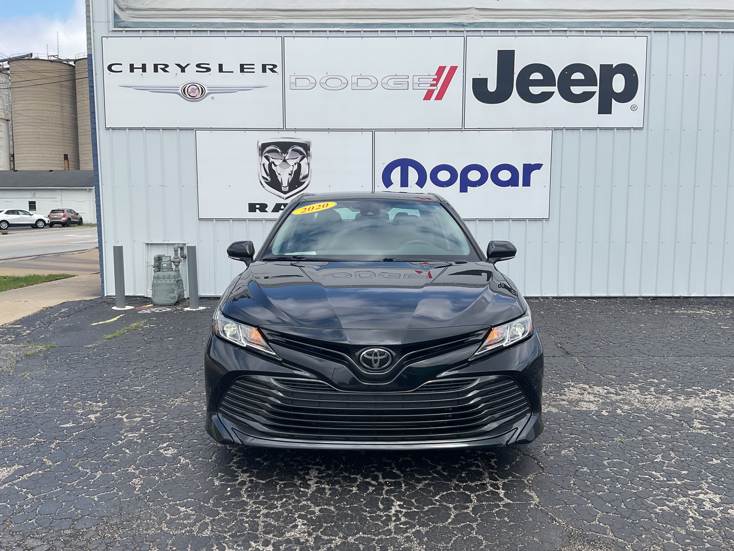 2020 Toyota Camry LE photo 2