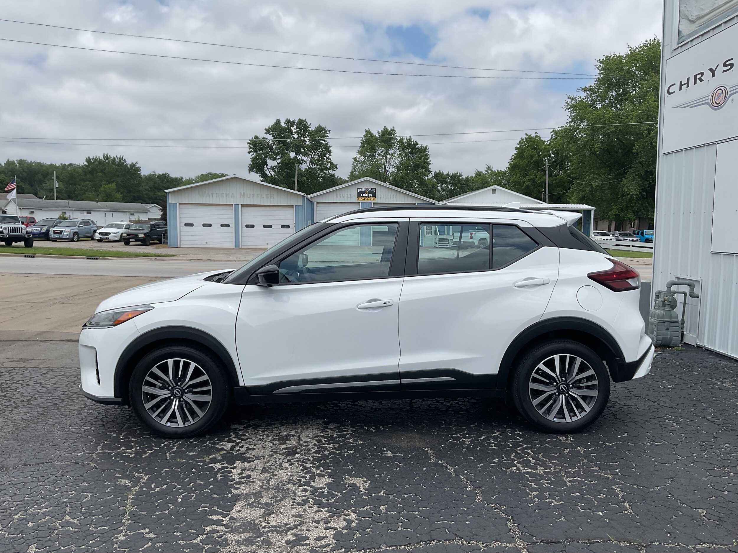 2024 Nissan Kicks SR photo 4