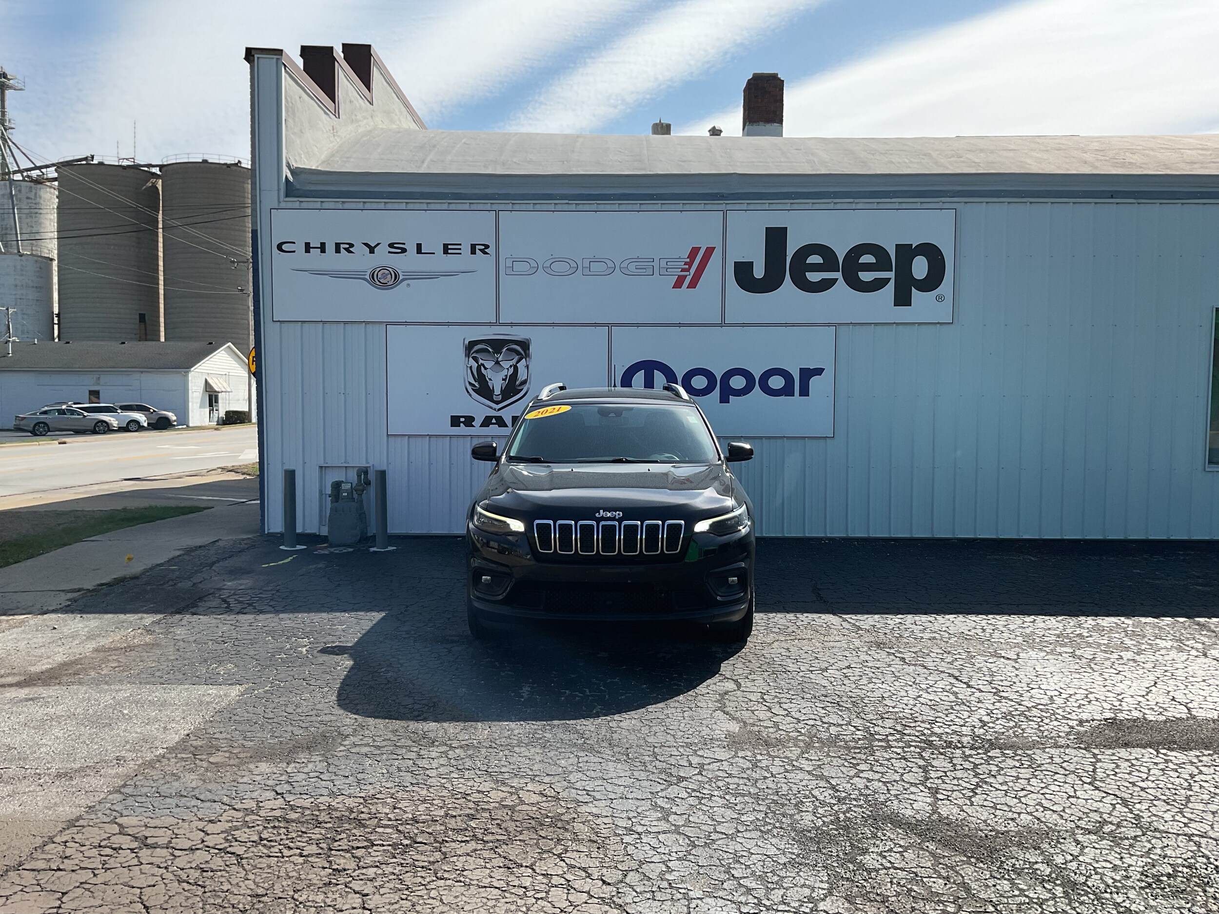 2021 Jeep Cherokee Latitude Lux photo 2