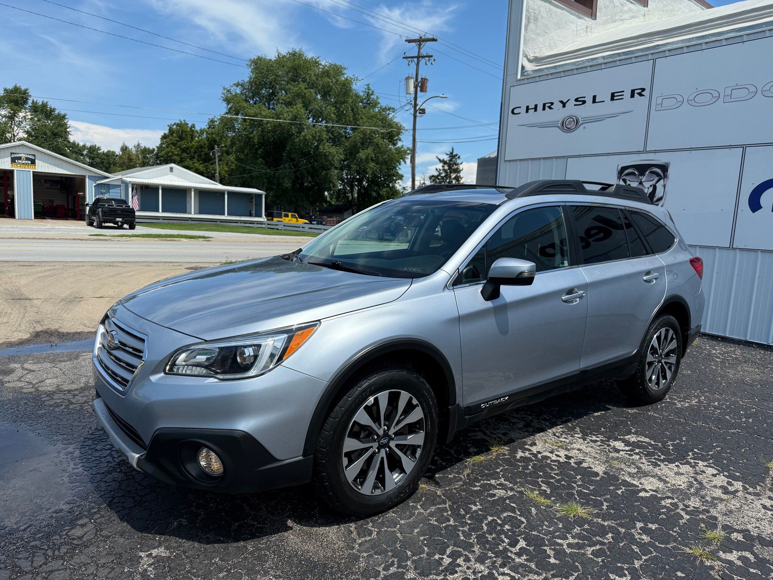 2016 Subaru Outback 2.5i Limited photo 2