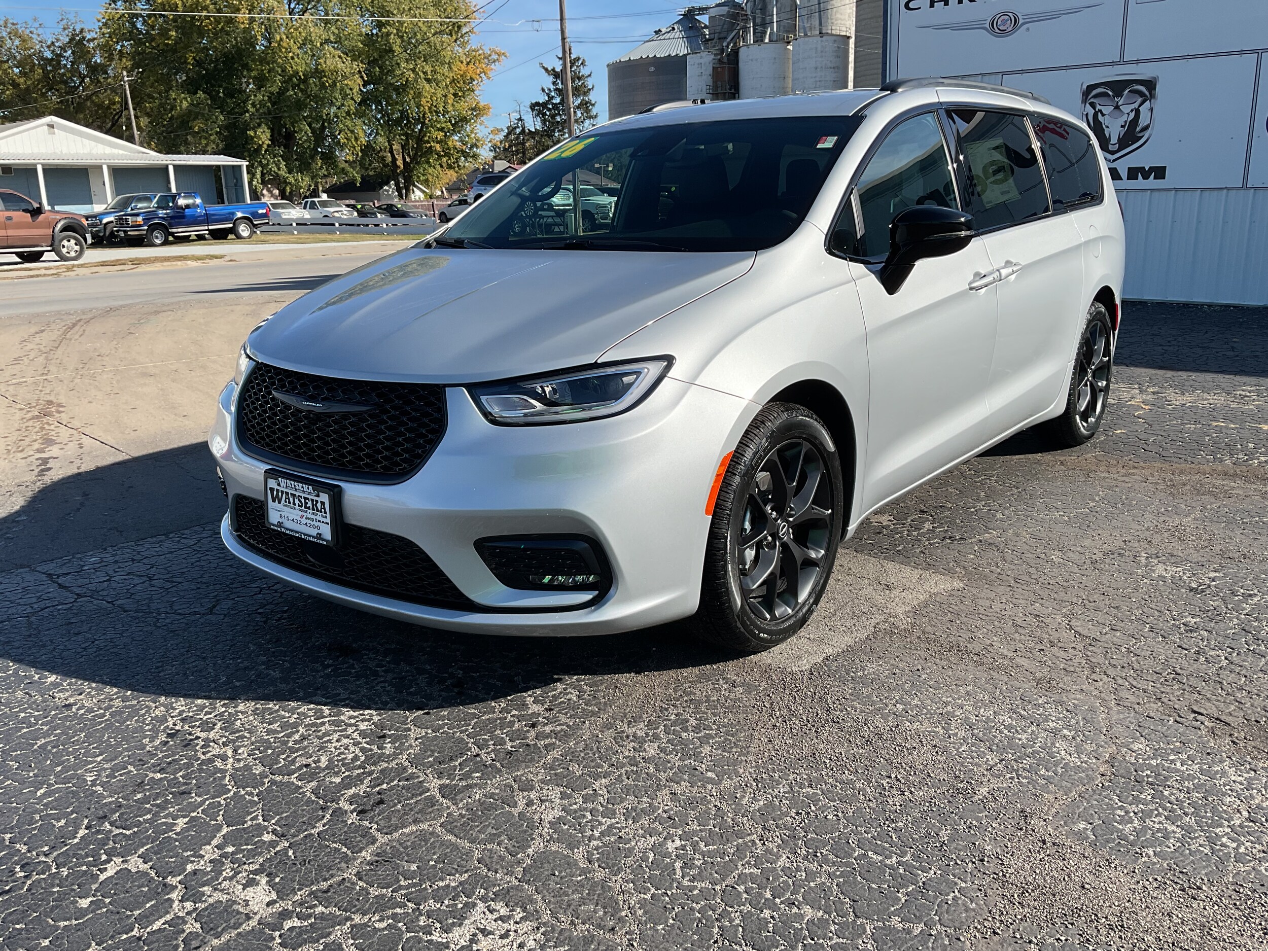 2026 Chrysler Pacifica photo 3