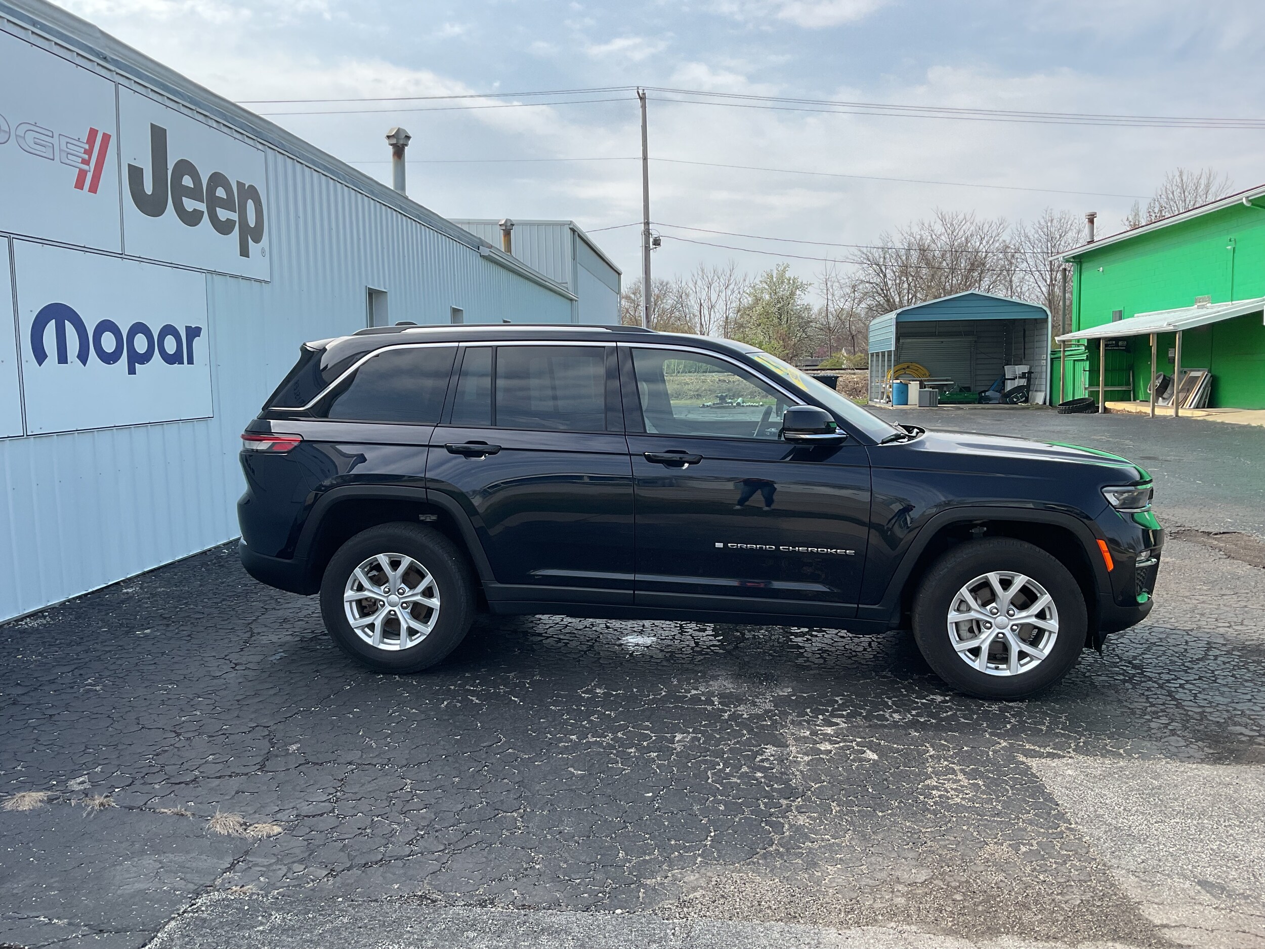 2023 Jeep Grand Cherokee Limited photo 2